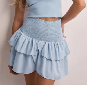 Ljusblå volangkjol - GARDEROBSRENSNING! Super söt, använd fåtal gånger! 