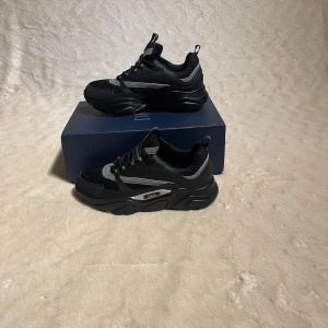 Dior b22 - Svarta dior b22 i storlek 43, passar även 42. Box kvitto och påse ingår. Hör av vid frågor. Pris kan diskuteras.