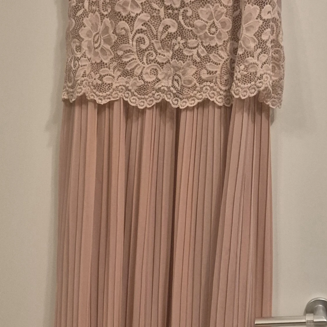 Ljusrosa spetsklänning från Happy Holly - 3