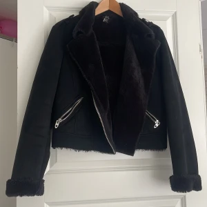 Svart teddyjacka från Zara - Säljer en svart teddyjacka från Zara. Strl M, passar bra med en tjockare tröja under. Mocha imitation på utsidan och mysigt material på insidan. Använd men i bra skick. Inga tydliga defekter. 250kr+frakt.