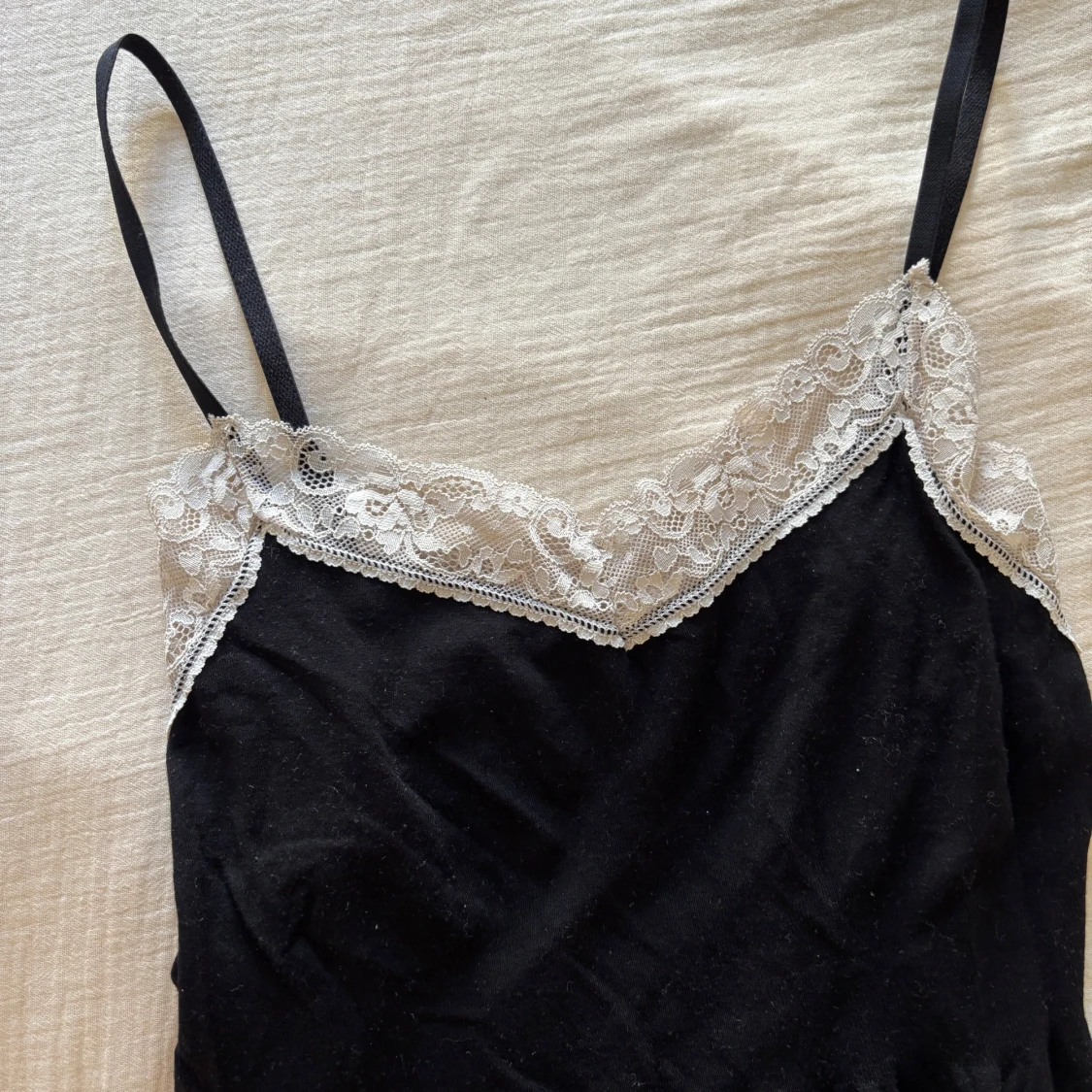 Svart nattlinne med spetsdetaljer - 1