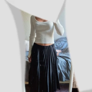 Svart plisserad långkjol Gina Tricot - Säljer en svart plisserad långkjol från Gina Tricot. Kjolen har en snygg midjeresår och är gjord i 100% polyester. Den har en klassisk, flowy look och passar perfekt till en trendig vardagsstil.