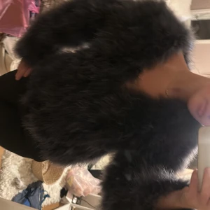 Svart pälsjacka från WOS - Säljer en fluffig svart pälsjacka från WOS. Jackan har lång ärm, är riktigt mjuk och har en snygg oversized känsla. Perfekt för dig som vill sticka ut och hålla dig varm med stil. Fodrad insida för extra komfort.