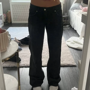 Svarta vida jeans  - Låg midja och stretchiga 