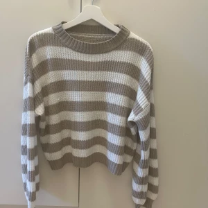 Randig stickad tröja - Vit beige randig stickad tröja, lite kort i modellen. Både fin och skön stickad tröja som inte är stickig, som vissa stickade tröjor kan vara. Normal i storlek Från Shein