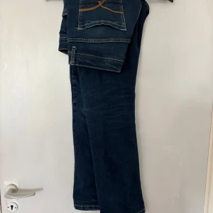 Mörkblå jeans från Blue Blue Japan - Snygga mörkblå jeans från Blue Blue Japan med klassisk femficksdesign och kontrastsömmar i gult. Raka ben och normal passform, perfekta till sneakers eller boots. Jeansen har coola detaljer på bakfickorna och är tillverkade i slitstarkt bomullsjeans.