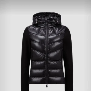 Svart Moncler dunjacka med huva - Säljer en svart Moncler dunjacka med glansig front, huva och dragkedja. Jackan har slimmad passform, långa ärmar i mjukt material och klassisk Moncler-logga på ärmen. Ny pris 9000 kr säljs efter pris förslag.