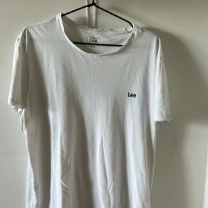 2-pack Lee t-shirts vit & svart - T shirts från Lee storlek Xl. Kan säljas separat och tillsammans. Vita tröjan har använts men den svarta är som ny. Skriv för frågor.