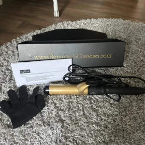 Rapunzel of Sweden locktång  - En locktång ifrån Rapunzel of Sweden   Aldrig testad endast tagit ur kartong och sen legat i kartongen. Kartongen är lite skadad!   Priset går att diskutera!💕