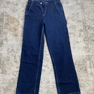 Mörkblå cargojeans  - Mörkblåa cargojeans från New Yorker i storlek S. Köpta på Vinted och aldrig använda pga för små. 