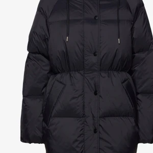 Svart pufferjacka från Gant. Nypris 5000. Prislappen sitter kvar.  - Snygg svart pufferjacka från Gant med dragkedja och knappar framtill. Jackan har huva, snörning och stora fickor. Perfekt för kalla dagar med sin vadderade look och klassiska design. Innerfodret har diskret Gant-logga för extra premiumkänsla.   Den verkar vara lite oversized så skulle passa som M L också 