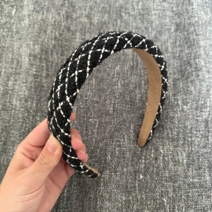 Svart och vit rutigt diadem - Snyggt diadem i svart tyg med vita rutiga detaljer. Bred och vadderad. 