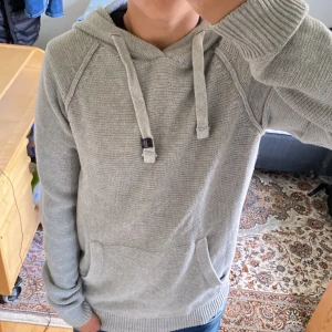 Stickad grå hoodie - Skit snygg hoodie perfekt till sommarkvällar. Den är k storlek M