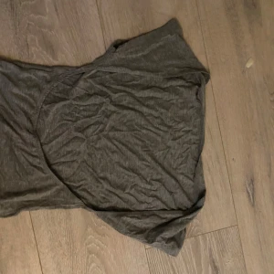 Grå tshirt med öppen rygg - Endast använd ett fåtal gånger 