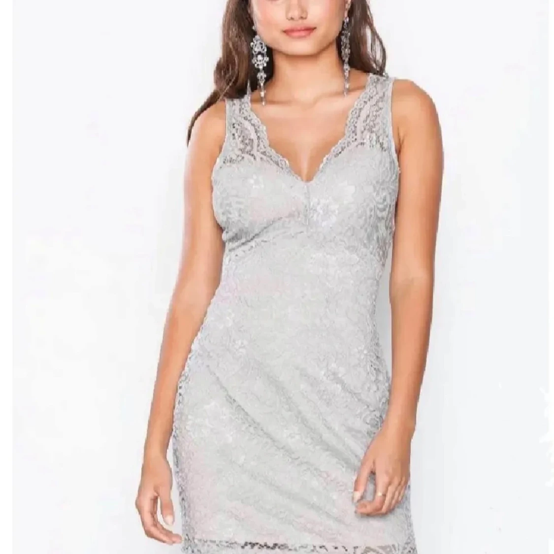Ljusgrå spetsklänning med v-ringning