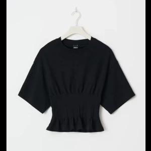 Figursydd topp - Figursydd topp/t-shirt från Gina Tricot, endast använd en gång.