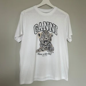Ganni t-shirt  - Säljer nu denna coola ganni t-shirten!! Endast använd 1 gång, och säljer då jag inte använder den🩷 nypris är ca 1200kr