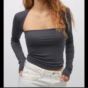 Soft touch square top Gina tricot - Säljer denna fina gråa topp från Gina tricot aldrig kommit till användning endast testad 🤍