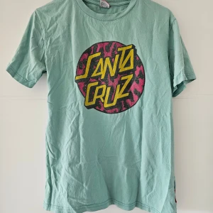 Santa Cruz top - Santa Cruz t shirt i stl S. Unisex. Färg: turquoise. 