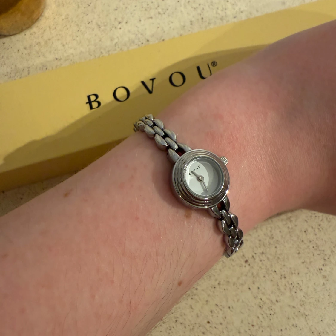 Silverfärgad klocka från Bovou - 1