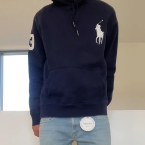 Ralph Lauren Hoodie Big Pony - Säljer en sjukt fet hoodie från Ralph Lauren. Tröjan har en big Pony och är unik samt svår o få tag på. Hoodien är i strl XL fast sitter som en M. Hoodien är u bra skick och hör gärna av er vid frågor elller funderingar!!