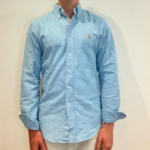 Ljusblå Ralph Lauren Skjorta - Ljusblå Ralph lauren skjorta || Storlek S (Slim Fit) || Skjorta är i bra skick || Mitt pris 599kr || Modellen på bilden är 170cm och väger 62kg || Tveka inte på att höra av dig vid frågor eller funderingar 