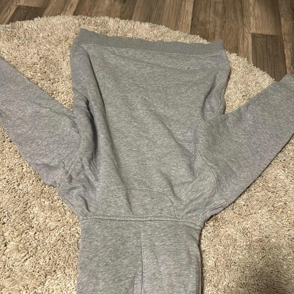 Grå hoodie från GANT med logga - 1