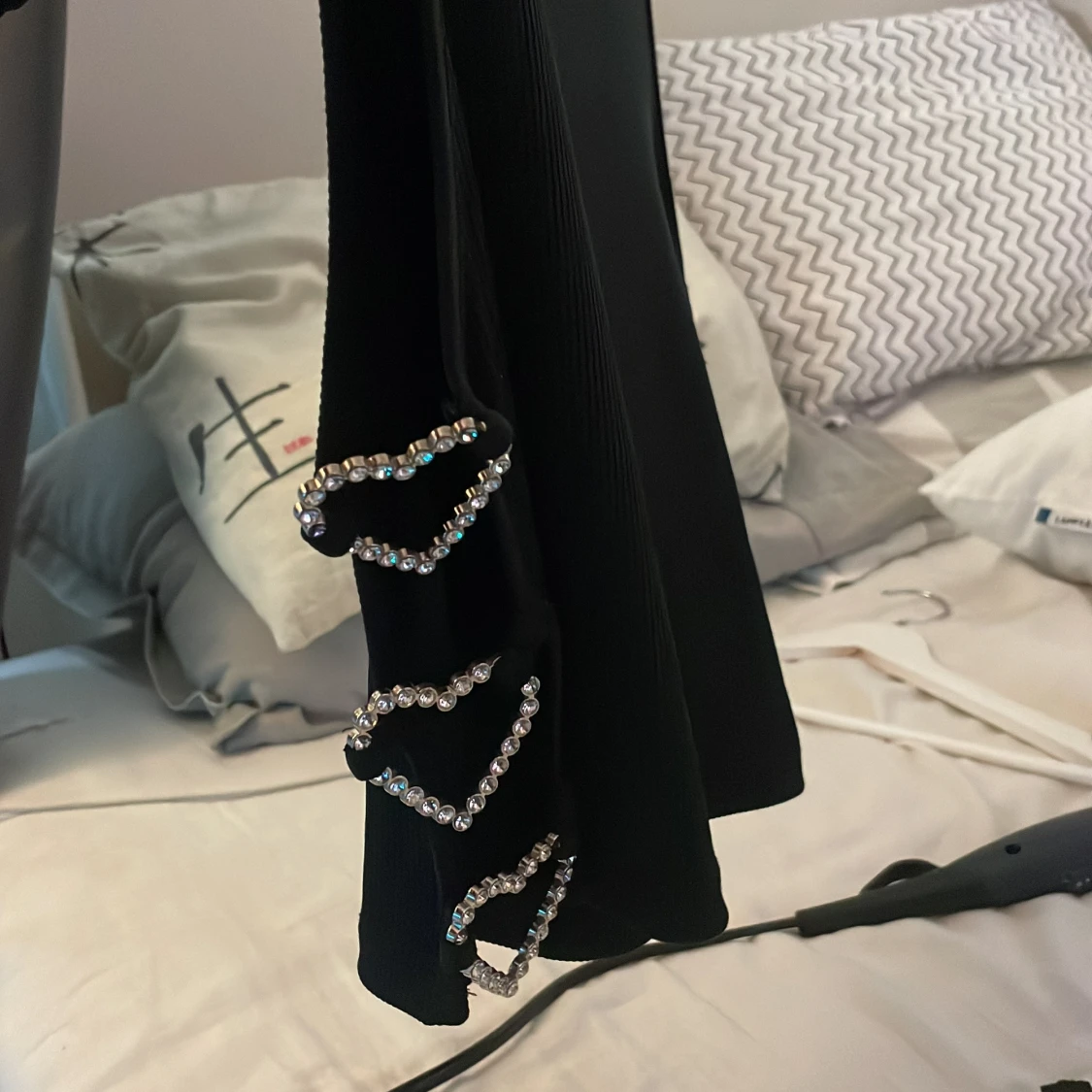 Svart ärmlös topp med hjärt-detaljer - 3