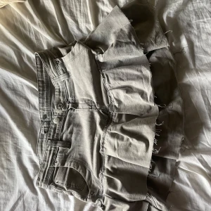 volangjeanskjol - Snygg jeanskjol!! Sömmarna på utsidan för att ge en annan effekt. Så snygga detaljer på baksidan!! 😇volangerna är ganska långa så man kan klippa av dem till önskad längd❣️