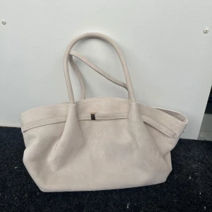 Väska - Säljer denna väska från Loavies, den är i mycket fint skick, inga defekter💓