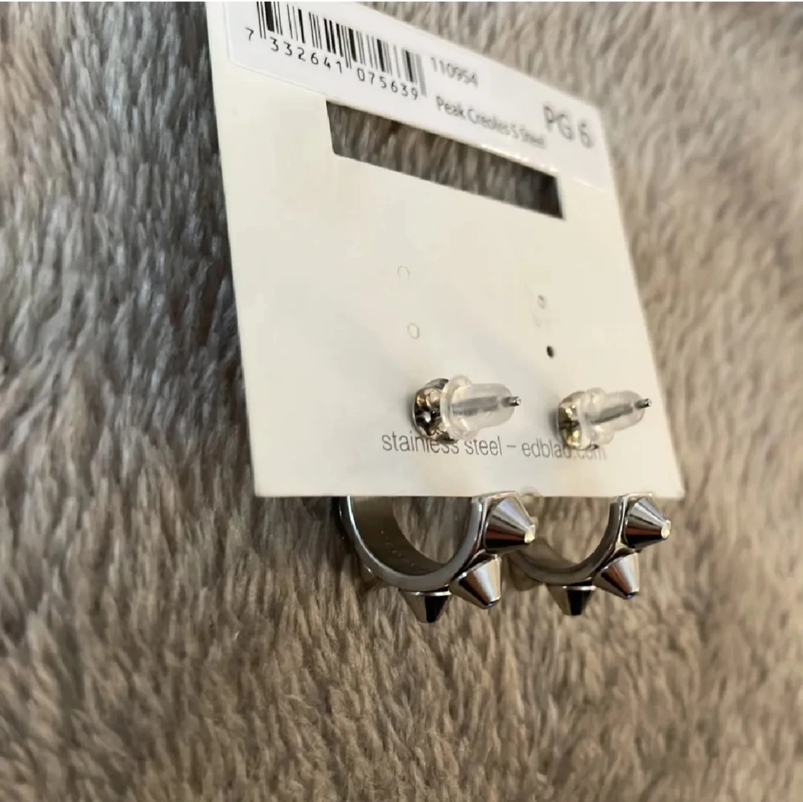 Silvriga örhängen med nitar från Edblad - 2