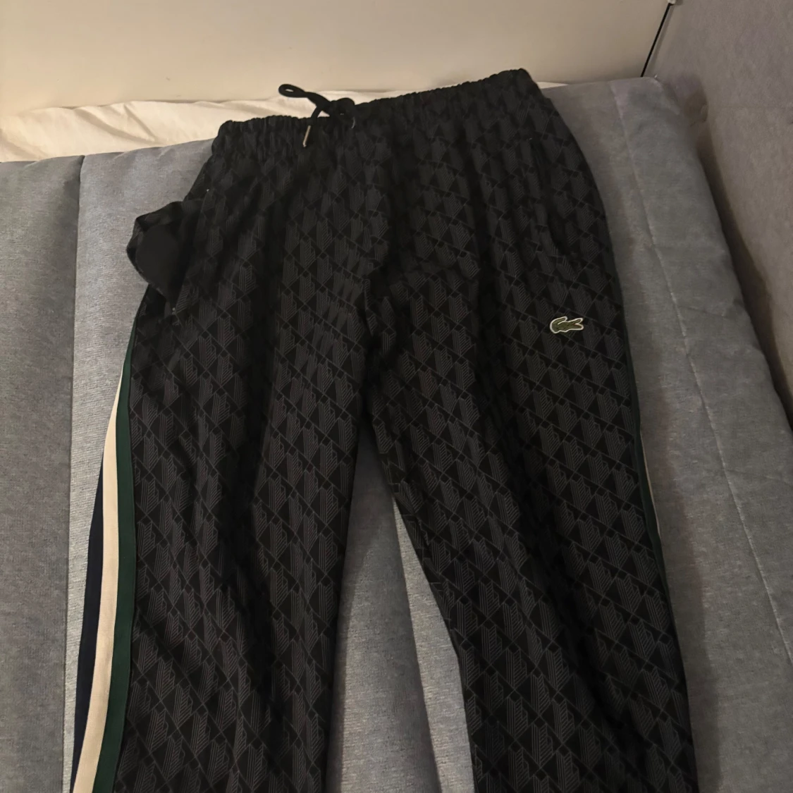 Svart mönstrad vindjacka från Lacoste och byxor  - 2