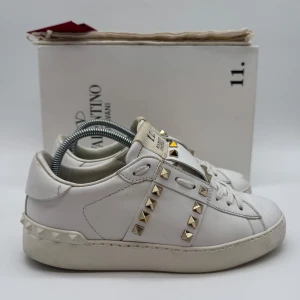 VALENTINO ROCKSTUD SNEAKERS - Valentino rockstud sneakers - Skick: 9/10 - Storlek 36,5 sitter som 37 - Tillbehör: valentino kort - Nypris 7700kr - deluxecloset 