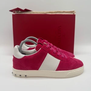 HELT NYA VALENTINO FLYCREW SNEAKERS - Valentino flycrew sneakers - Skick: 10 /10 - Tillbehör: Box - Storlek 35 - Nypris ca 7700kr - går ej att få tagpå - deluxecloset