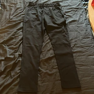 Svarta kostym  XS från 157 - Svarta kostymbyxor  från 157 i storlek XS. Byxorna har elastisk midja, raka ben och sidfickor. Perfekta för chill dagar eller när du vill ha det bekvämt. Snygg och enkel design som funkar till det mesta.