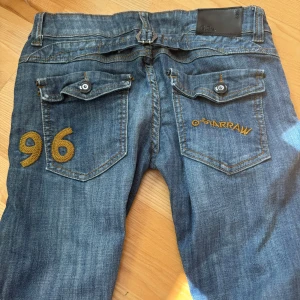 2000s jeans - g-star jeans. midjemåttet rätt över är 36 cm och innerbenslängden är 80 cm. använd ”köp nu”. 3/7-2025