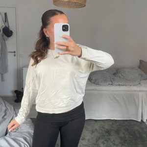 Vit långärmad sweatshirt  - Mysig vanlig sweatshirt. Använder inte länge💕💕