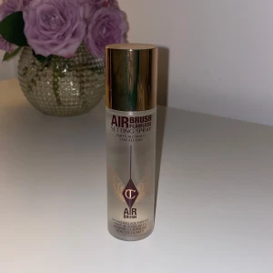 Charlotte Tilbury airbrush flawless setting spray - Säljer en helt ny Charlotte Tilbury airbrush flawless setting spray. Sprayen är grym och smälter ihop sminket så det ser ut som ett filter. Säljs pga har dubbletter. 100ml. Nypris 479kr. 🌸💕
