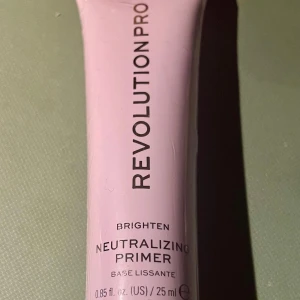 *NY*Revolution Pro Brighten Neutralizing Primer 25ml - Ljuslila tub med svart kork, innehåller 25 ml neutraliserande primer som jämnar ut hudtonen och ger glow. Perfekt som bas innan foundation. Vegansk och PETA-godkänd. Lätt krämig formula som känns fräsch på huden.