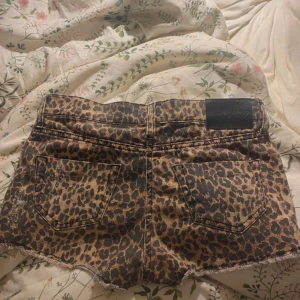Lågmidjade jeansshorts  - Snygga lågmidjade jeansshorts från Pixie Lott Lipsy med leopardmönster. Perfekta nu för sommaren. Midjemåttet är 38cm