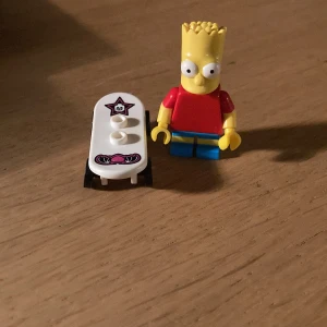 Bart Simpson Lego Figur - Detta är en lego figur av Bart Simpson där man får med honom och en lego skateboard