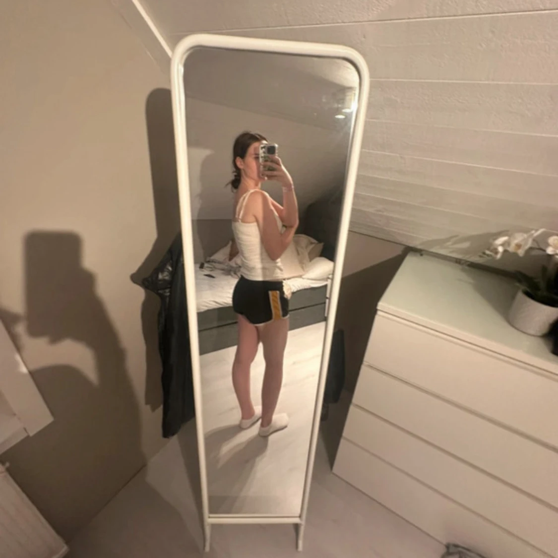 Svarta träningsshorts med gula detaljer - 1