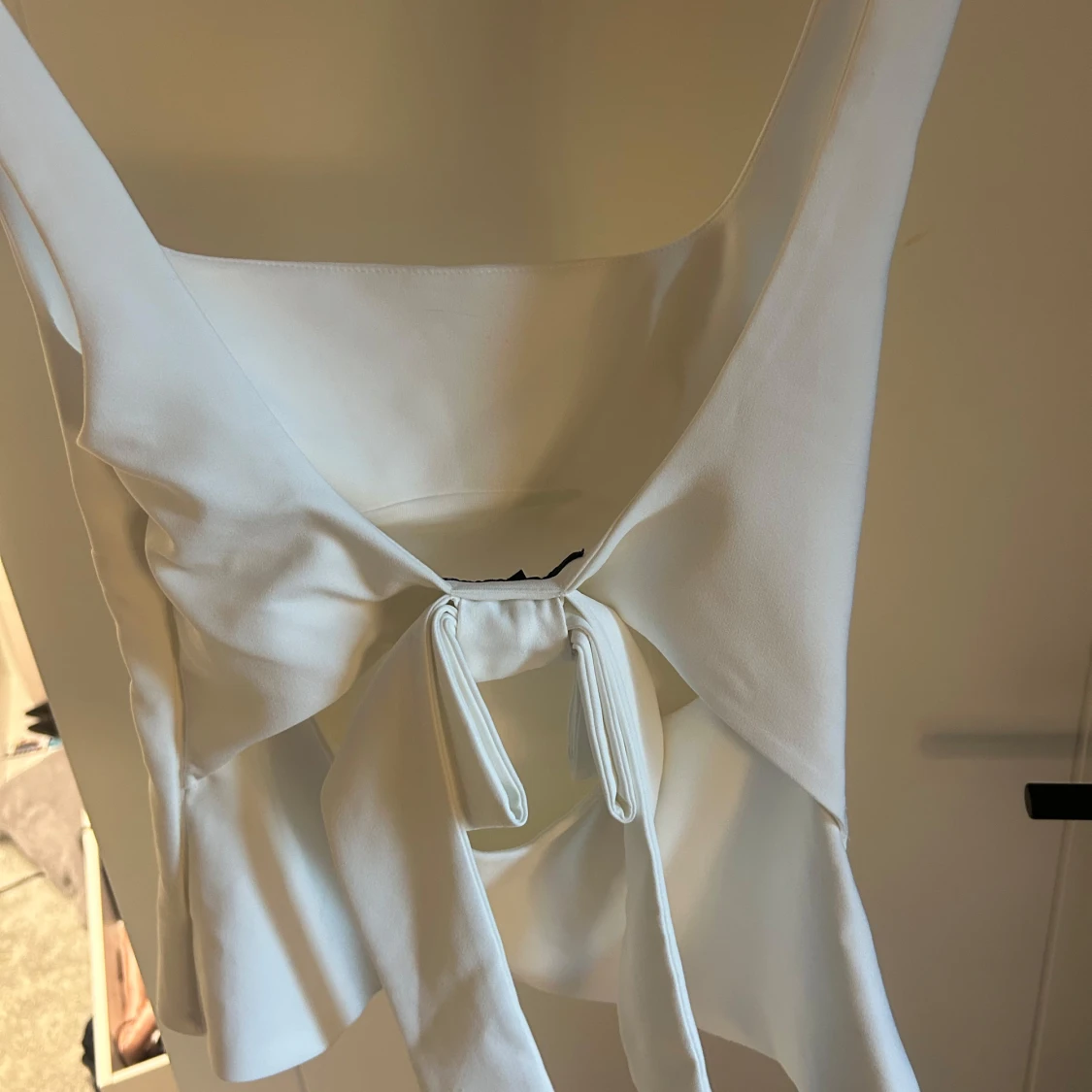 Vit kort klänning från Zara med knyt - 1