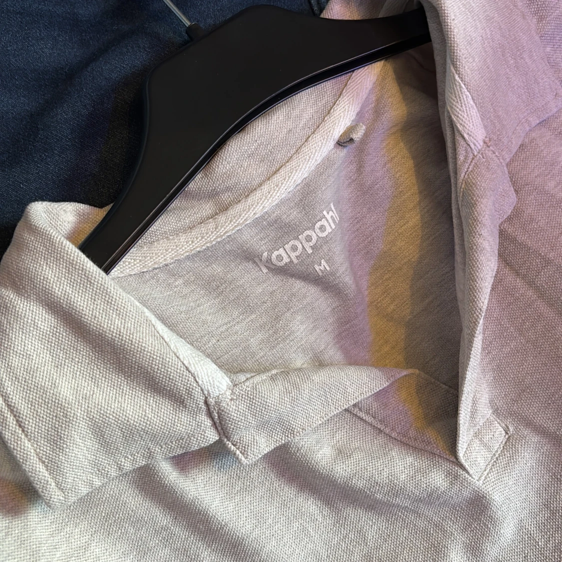 Grå piké t-shirt från Kappahl - 2