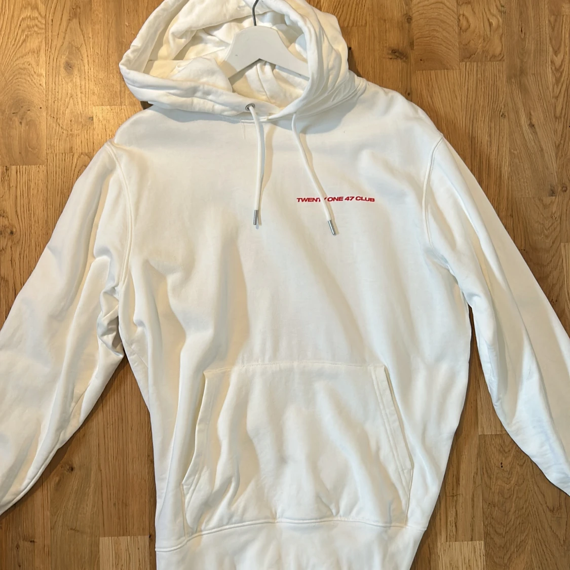 Vit hoodie Victor Leksell körsbär