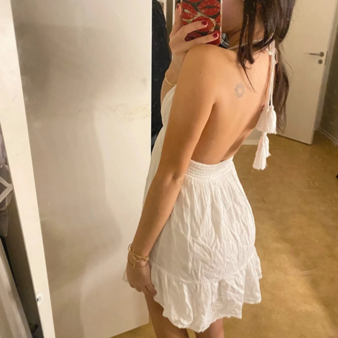 Vit kort sommarklänning med volang - 1