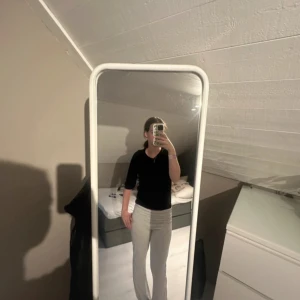 Svart topp med trekvartsärm - En stilren svart topp med trekvartsärm och rund halsringning. Sitter tajt och har en enkel, clean look som passar till det mesta. Materialet känns mjukt och stretchigt, perfekt för dig som gillar en basic men snygg vibe.