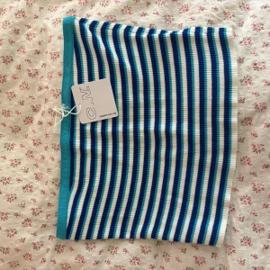 Randig tubtopp från C.W. - Superfin tubtopp från Carin Wester i ribbad stretchig kvalitet. Toppen har smala ränder i blått, turkost och vitt och en tight passform. Prislapp kvar, nypris 299kr, aldrig använd 