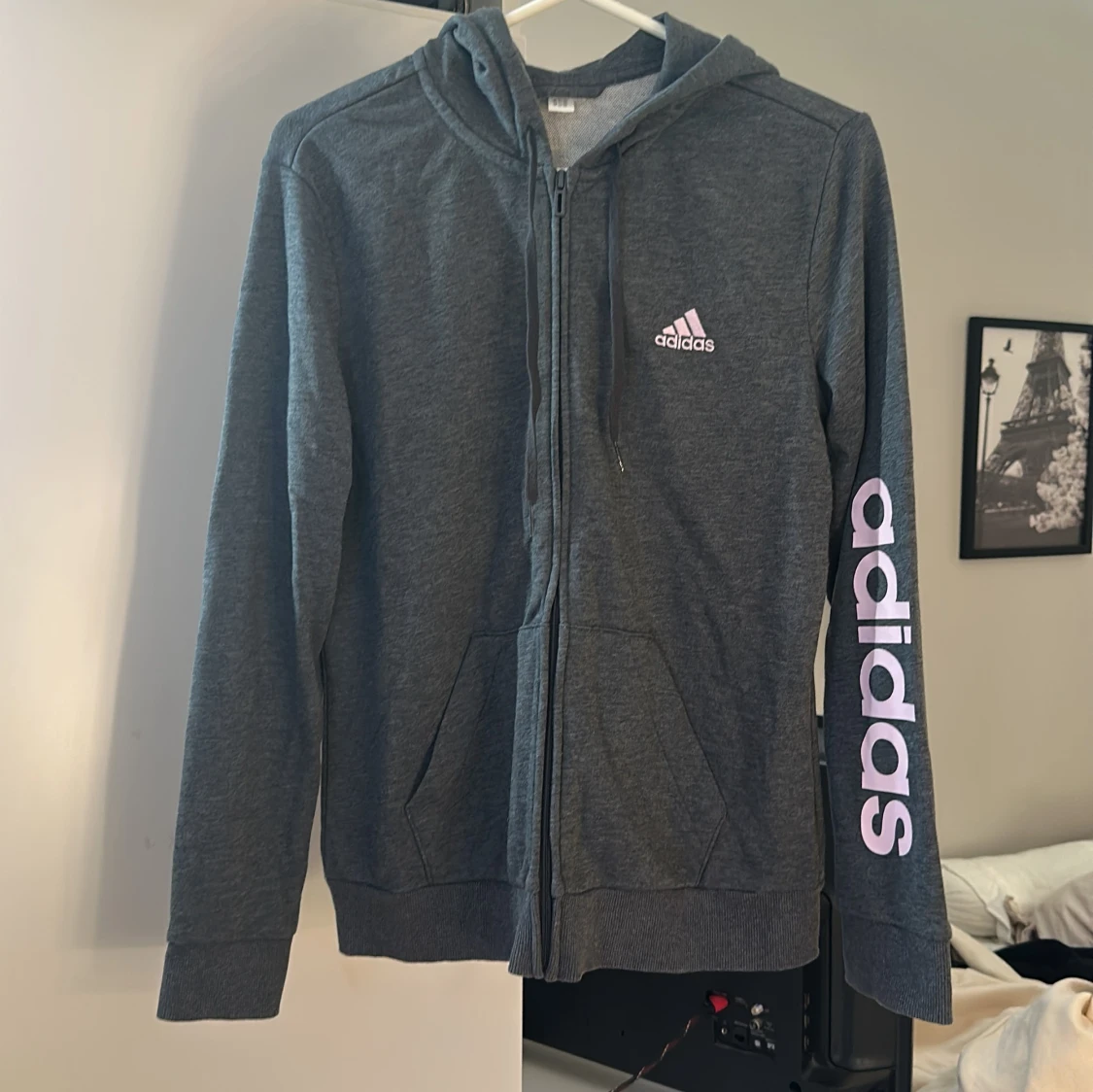 Mörkgrå hoodie från Adidas med dragkedja