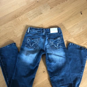  jeans bootcut - Super fina 2000s jeans med detaljer på fickorna. Ser ganska mycket ut som miss me, men är i märket M. K jeans.